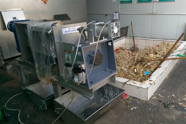 螺旋擠壓分離機(jī)餐廚垃圾脫水測(cè)試.jpg 螺旋擠壓分離機(jī)餐廚垃圾脫水測(cè)試.jpg